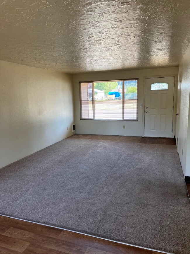 Building Photo - 2 Bedroom Duplex