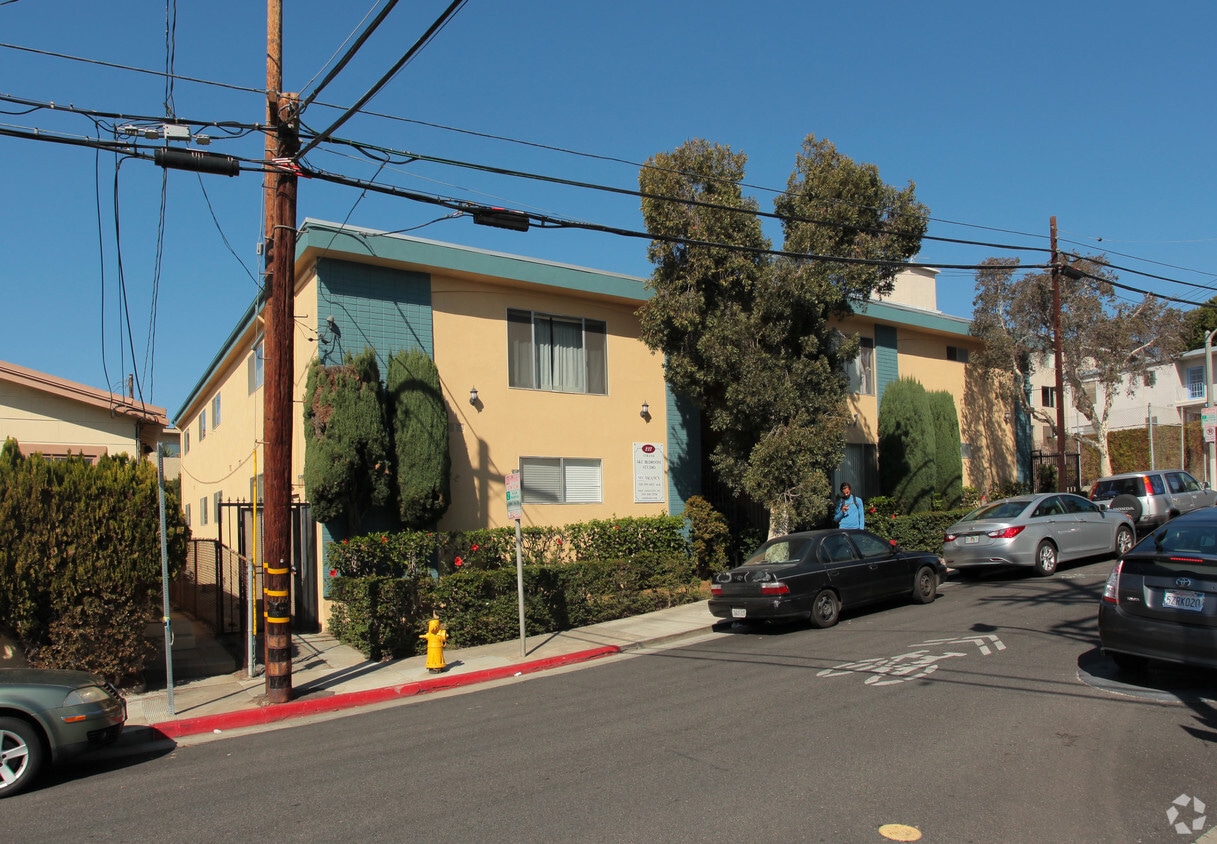 Building Photo - 227 Strand St