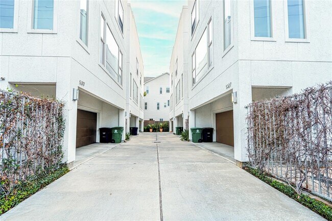 Building Photo - 5321 Lillian St