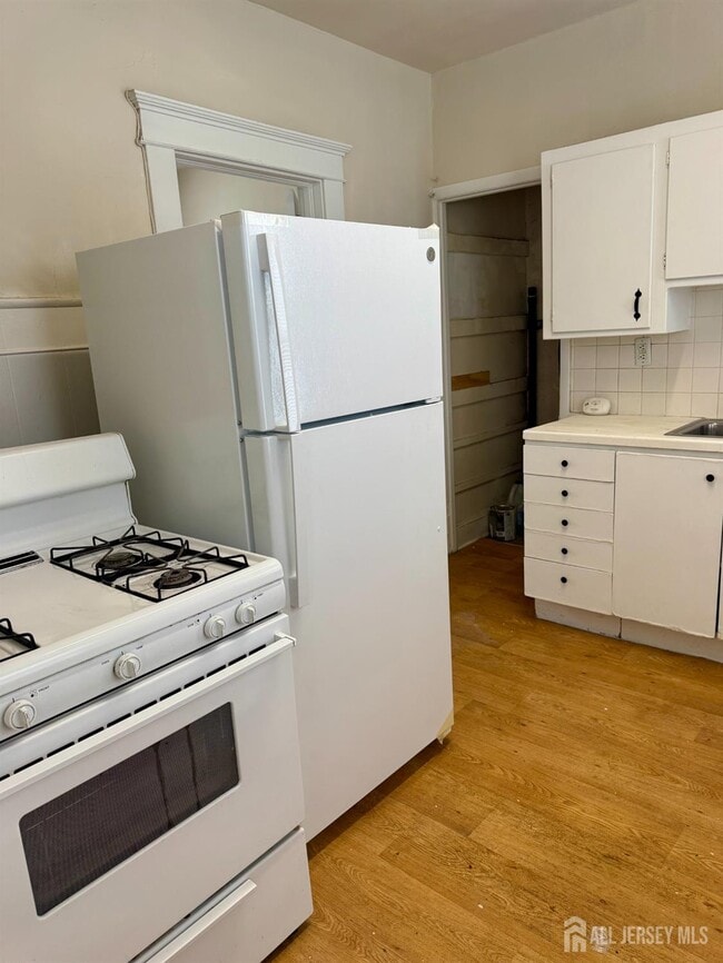 Building Photo - 127 Main St