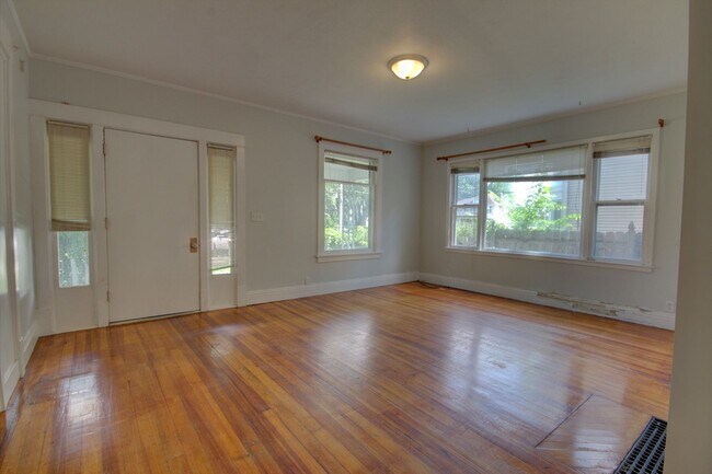 Building Photo - SL AAC1127