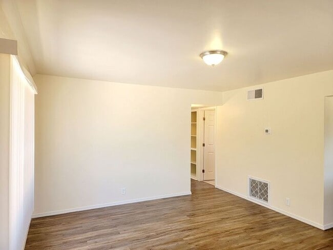 Building Photo - 2518 E Cameron Vista