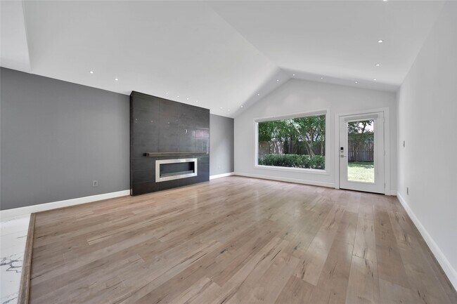 Building Photo - 2206 Saxon Dr