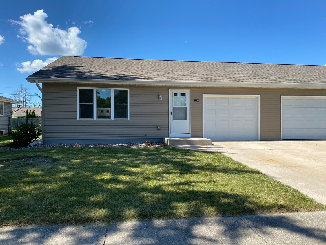 Primary Photo - 1339 Primrose Ln
