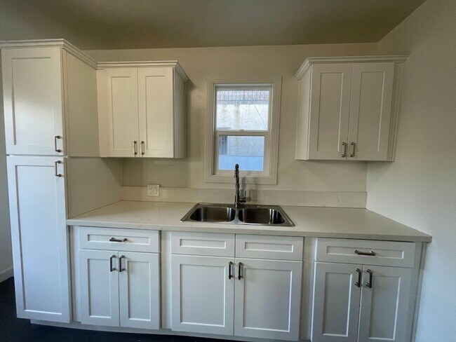 Foto del edificio - YUKON 13717-13719