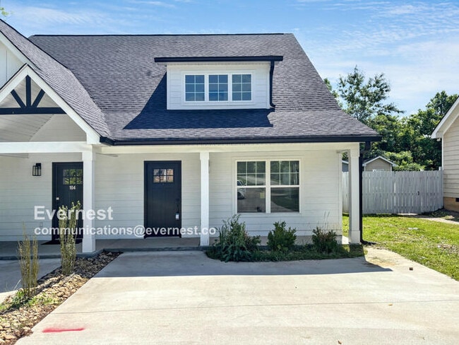 3 Bed/2 Bath Townhome with Modern Features / Pet-Friendly / Available Now! - 3 Bed/2 Bath Townhome with Modern Features / Pet-Friendly / Available Now!