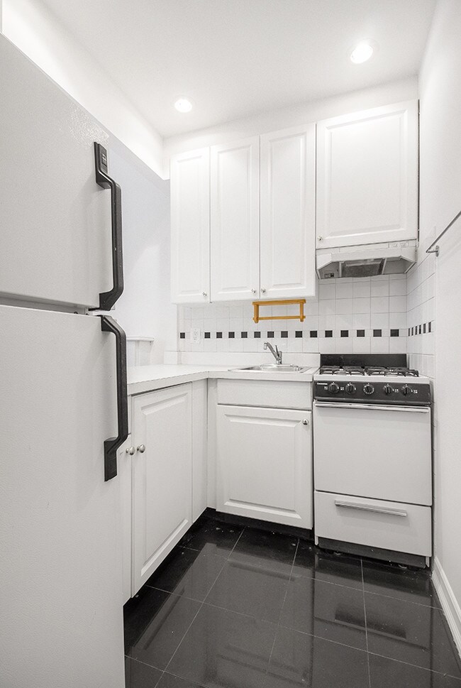 Building Photo - 156 E 64th St