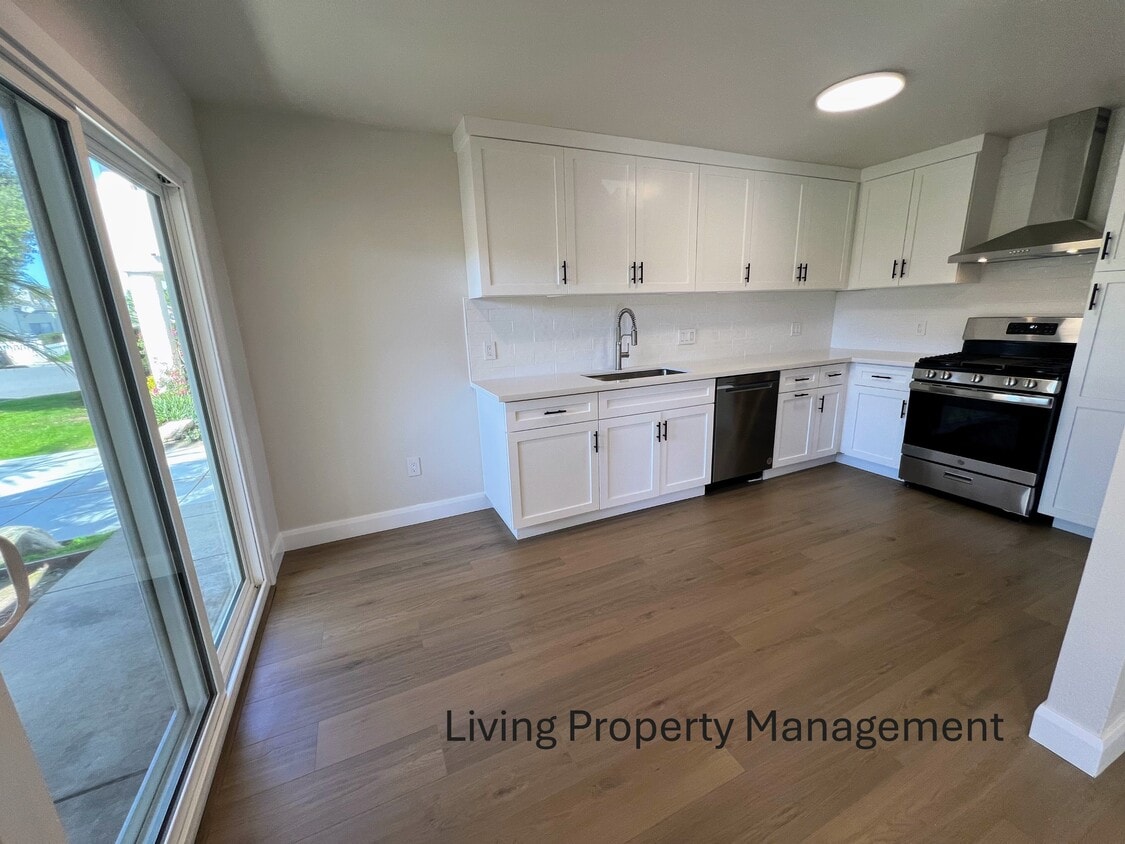 Photo - 18912 Valley Cir (Huntington Beach, CA)