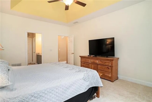 Building Photo - 3915 High Gables E