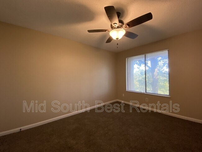 Foto del edificio - 1101 N Oaks Ln