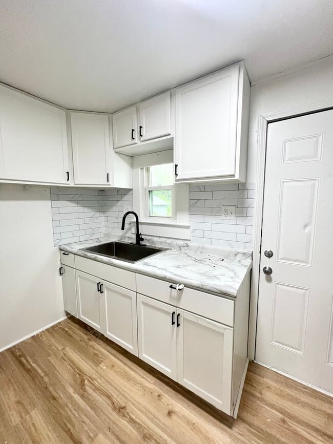 Building Photo - COMING SOON! 2 BEDROOM HOUSE