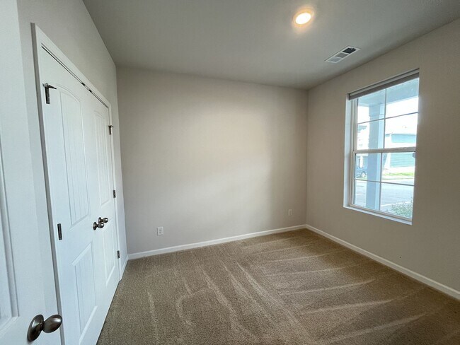 Foto del edificio - Townhome less than 2 miles from Downtown C...