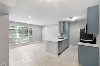 Building Photo - 2201 Fountain View Dr
