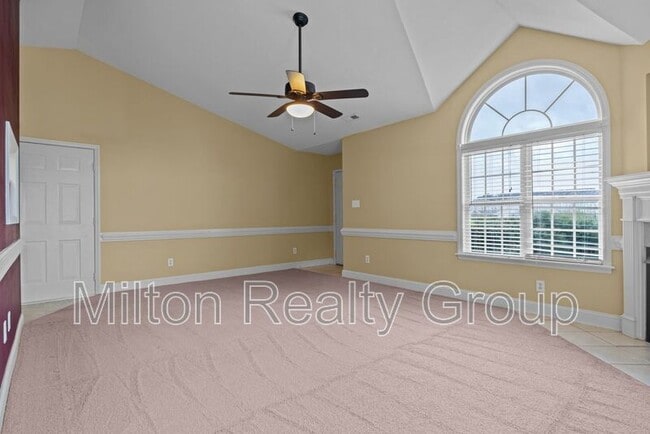 Building Photo - 173 Ariel St