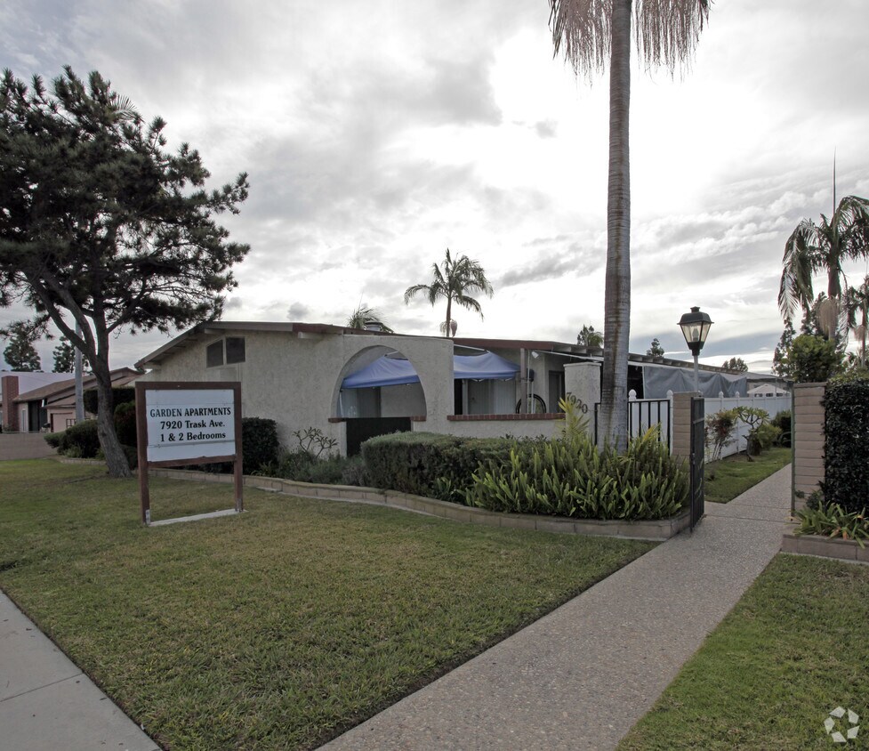 Primary Photo - Garden Apartments