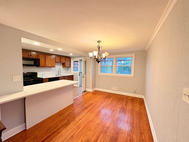 Building Photo - Spacious Townhome with Updated Kitchen & P...