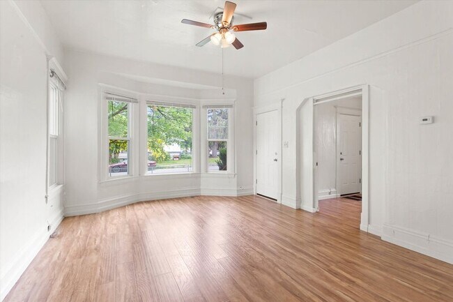 Building Photo - 902 W Mansfield Ave