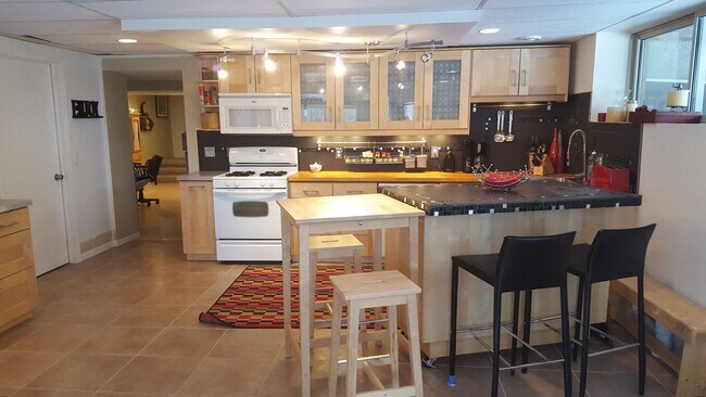MOVABLE ISLAND - 2071 Skyway Dr