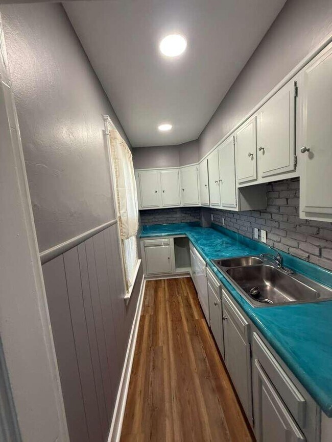 Foto del edificio - 118-120 Ashburnham Hill R Unit 1