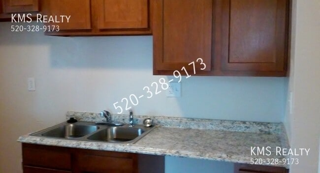 Foto del edificio - 4520 E Douglas St