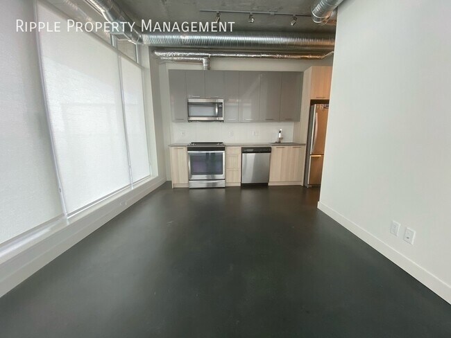 Building Photo - CORNER UNIT WITH 1 BED+ DEN/1 BATH CONDO IN DOWNTOWN