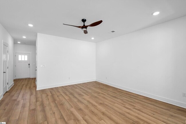 Building Photo - 11 Shager Pl