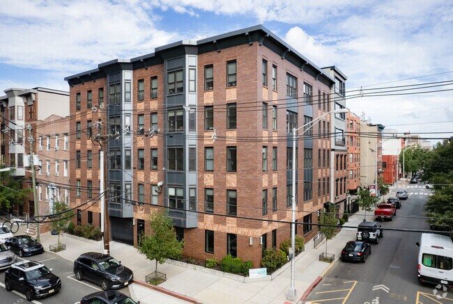 Building Photo - 662 1st St