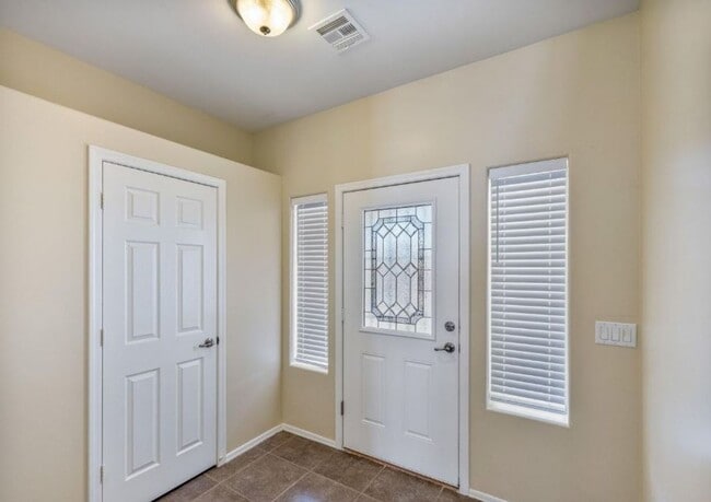 Building Photo - Beautiful 3 Bed/2.5 Bath Home in Phoenix! ...