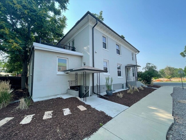 Building Photo - Killer Location w/ Utilities Included!