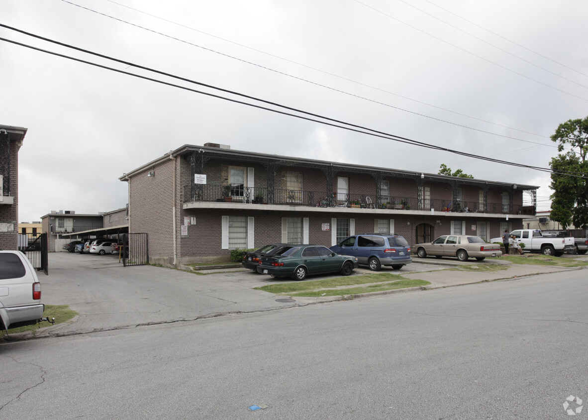 Building Photo - Carriage Way Apartments