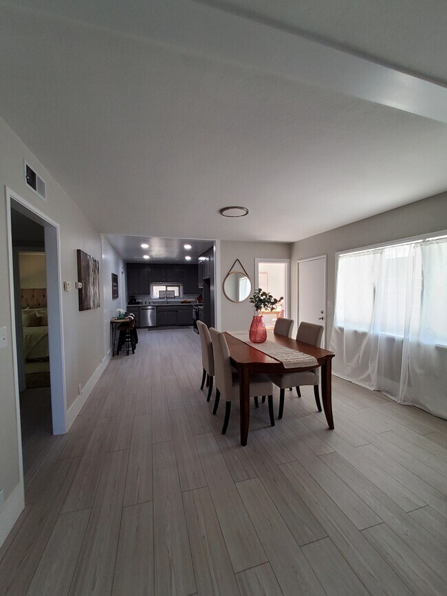 Foto del edificio - 1161 McMullen Ave