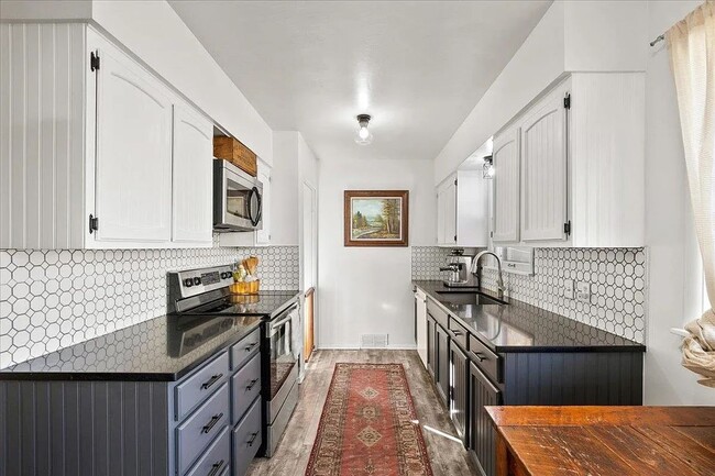 Building Photo - SPACIOUS 3BD/1BA SOUTH HILL HOME | ATTACHED GARAGE | FENCED YARD | W/D HOOKUPS | AVAIL JULY 1