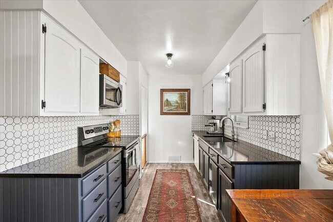 Foto del edificio - SPACIOUS 3BD/1BA SOUTH HILL HOME | ATTACHED GARAGE | FENCED YARD | W/D HOOKUPS | AVAIL JULY 1