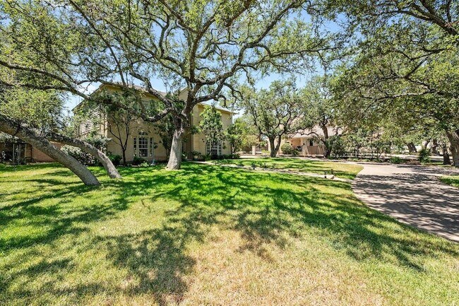 Foto del edificio - 1207 Lakeway Dr