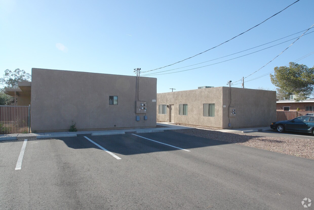 Foto principal - 3011-3023 N Sycamore Ave