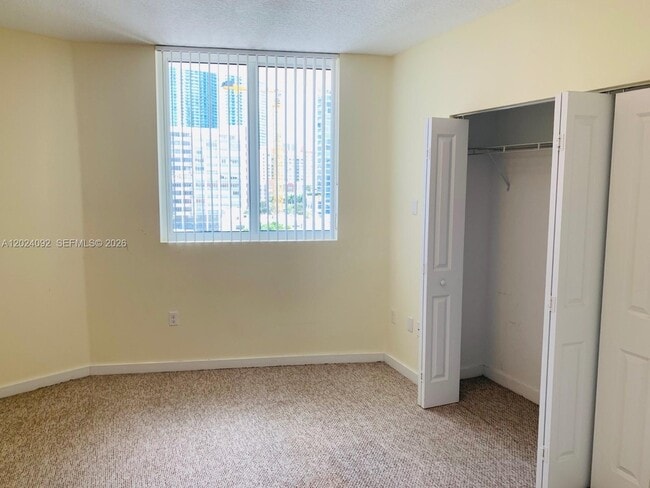 Foto del edificio - 601 NE 23rd St