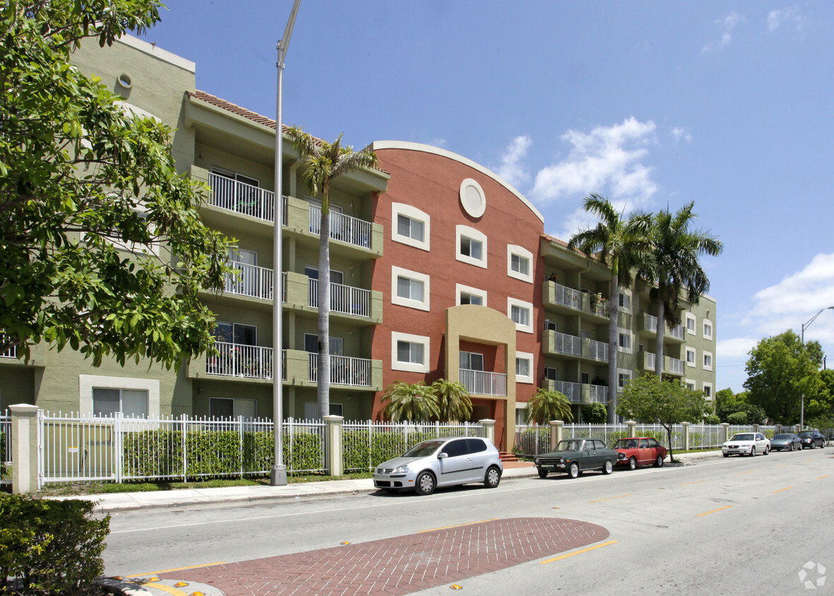 Vista a la calle - South Wind Apartments