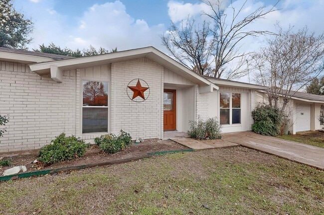 Building Photo - 5516 Laredo Ln