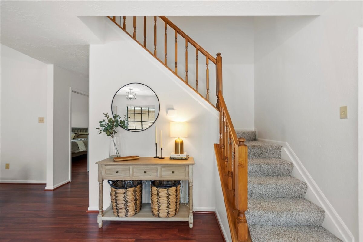 Foto principal - 7752 High Village Dr