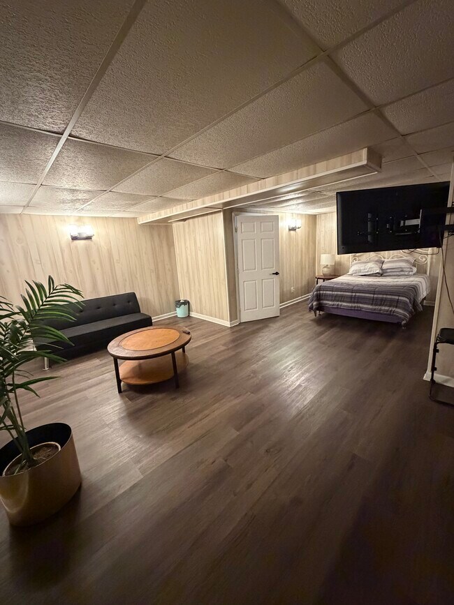 Foto del edificio - 5565 Hillcrest Dr