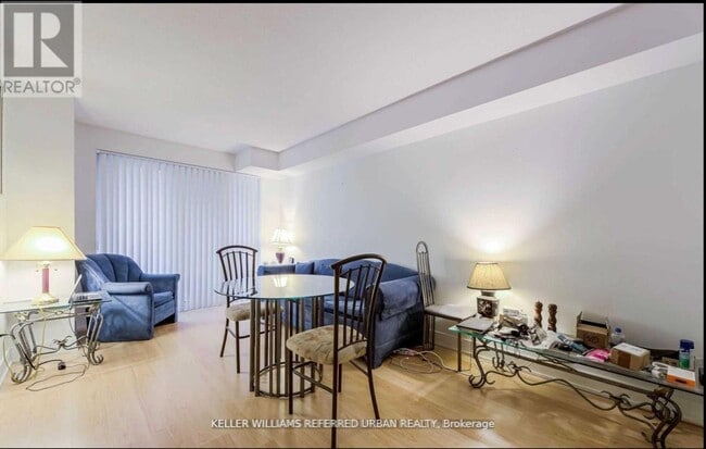 Photo du bâtiment - 20 Blue Jays Way