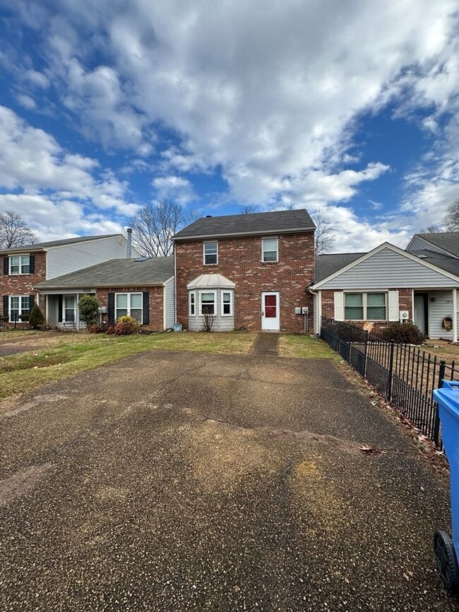 Building Photo - 3 Bedroom Townhome in Hixson Tennessee! Pet-friendly!