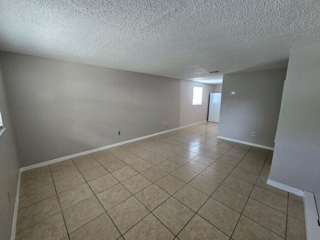 Foto del edificio - Affordable 2/1 Duplex Available Immediately!! Near I-4!