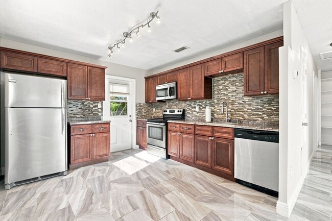 Building Photo - 2267 Robinhood Dr