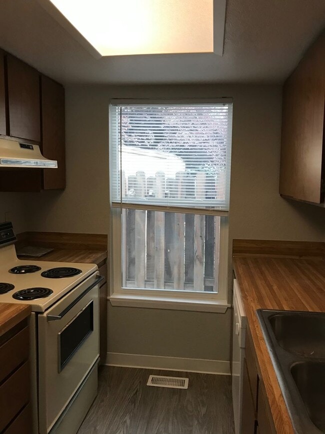 Foto del edificio - Updated 2 BR / 1.5 BA End Unit – Private Yard & Fresh Interior!