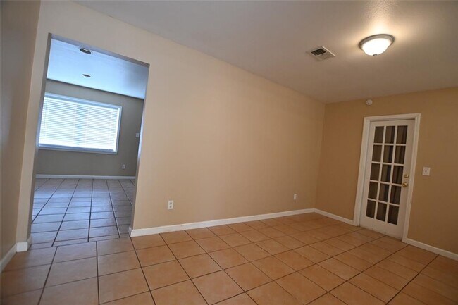 Building Photo - 1607 W Donovan St