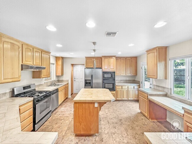 Foto del edificio - Beautiful 4BD/2BA W/ Large Backyard, AC, a...