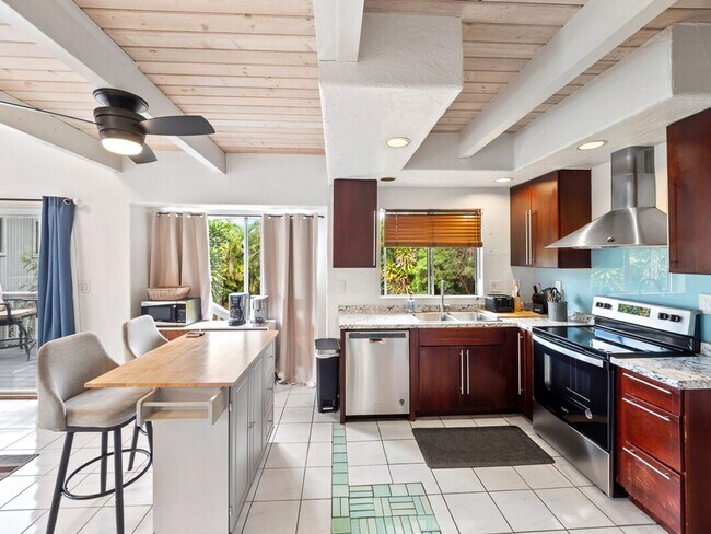 Foto del edificio - 3 Bedroom ~ 2 Bathroom Partially Furnished...
