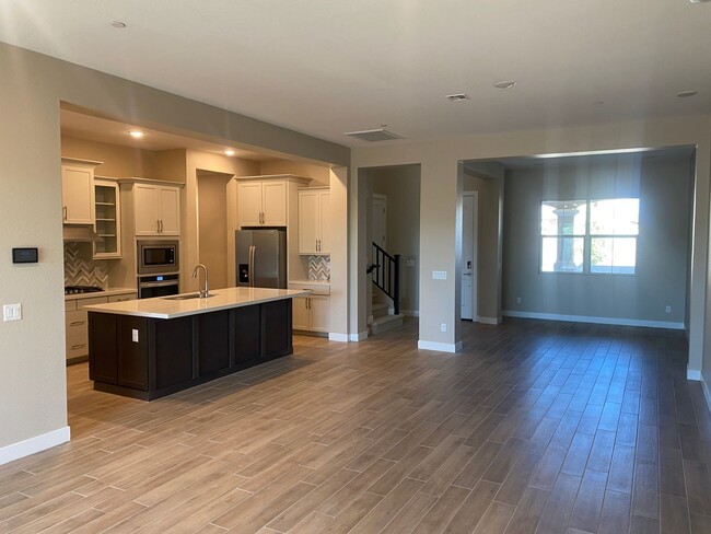 Building Photo - Newer Build 3 Bed/2.5 Bath with Loft at I-...