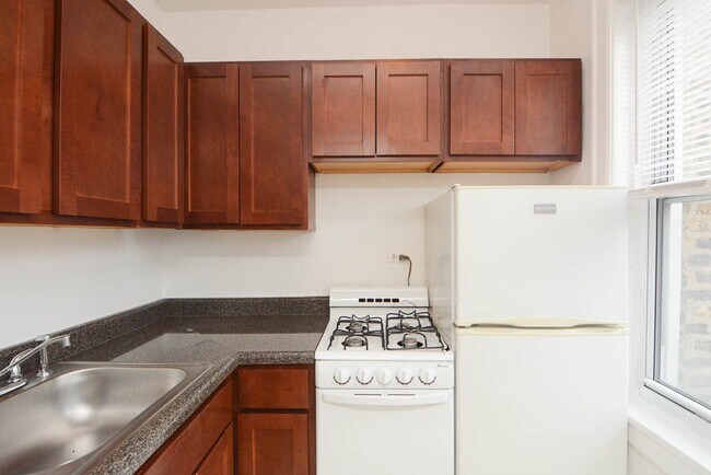 Building Photo - 708 W Belmont Ave